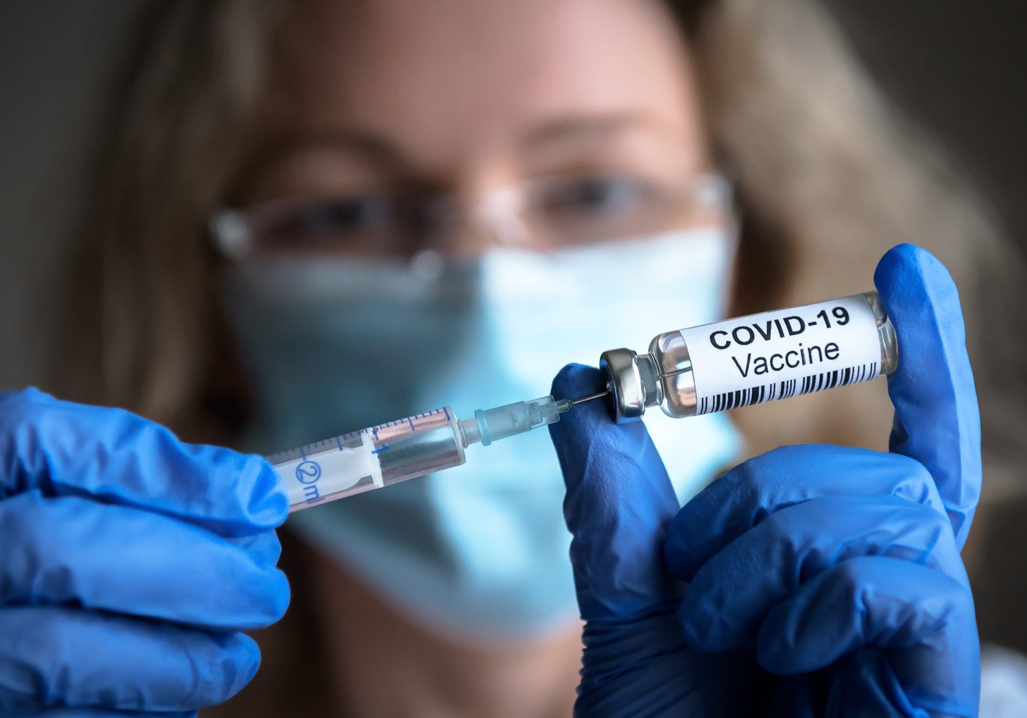 Covid-19,Vaccine,In,Researcher,Hands,,Female,Doctor,Holds,Syringe,And